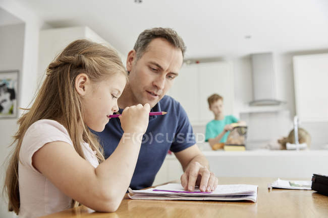 Junges Mädchen und ihr Vater sitzen — Stockfoto
