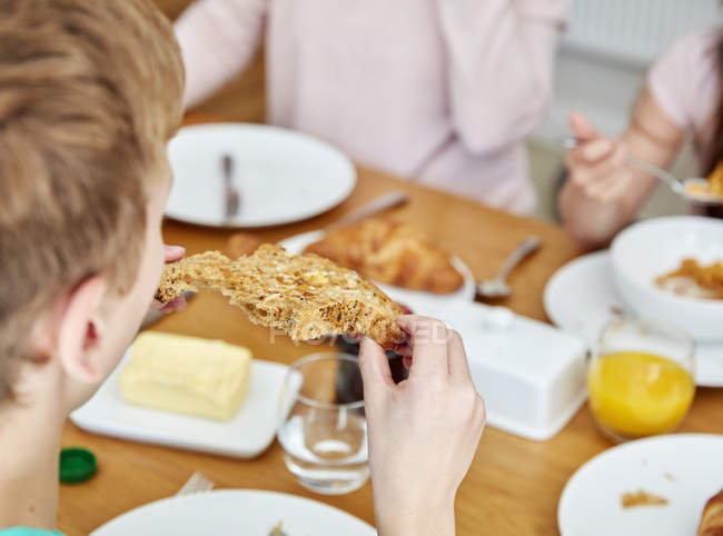 Family sitting at breakfast — Stock Photo