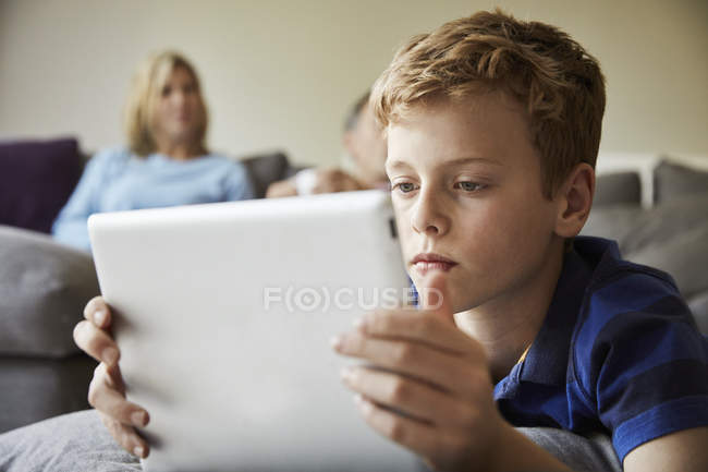 Мальчик смотрит цифровой планшет — стоковое фото