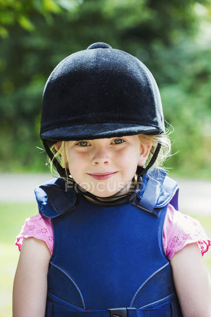Menina usando chapéu de equitação . — Fotografia de Stock