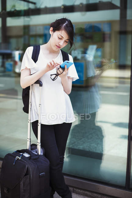 Japanerin nutzt Smartphone. — Stockfoto