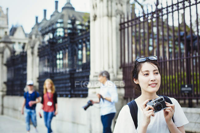 Японская женщина, скрывающая камеру — стоковое фото