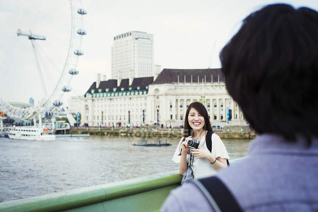 Man and woman standing by River Thames — Stock Photo
