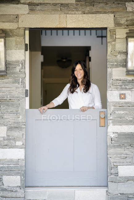 Woman standing at doorway — Stock Photo