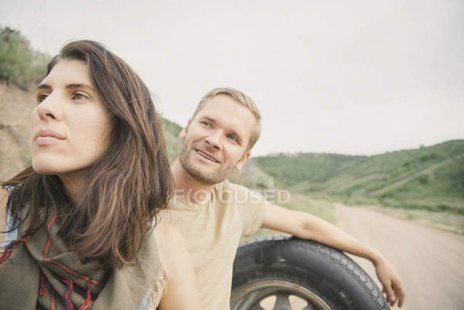 Couple en voyage sur route — Photo de stock