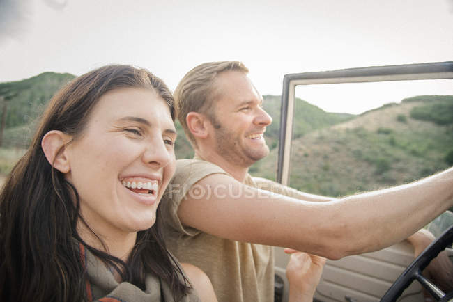 Couple en voyage en voiture — Photo de stock