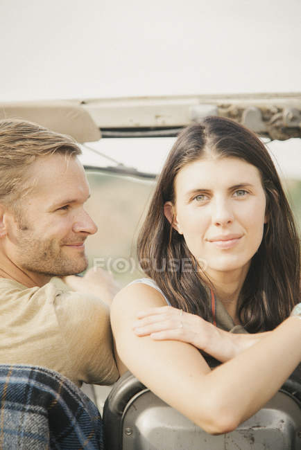Couple en voyage en voiture — Photo de stock