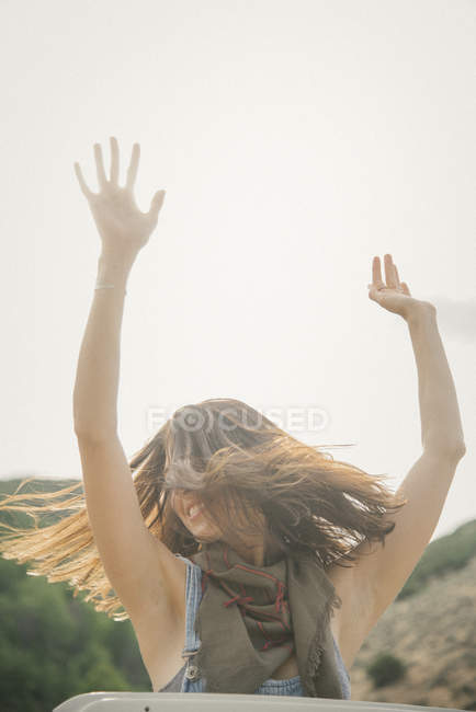 Femme avec ses bras au-dessus — Photo de stock