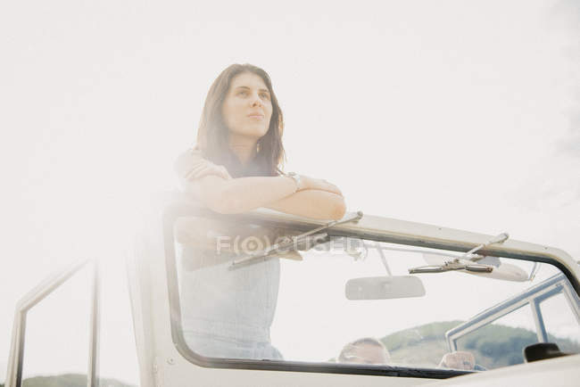 Femme debout en jeep — Photo de stock