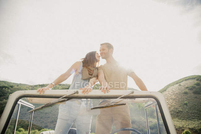 Casal em viagem de carro — Fotografia de Stock