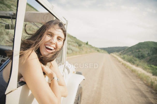Жінка випрямляє з рухомого джипа — стокове фото