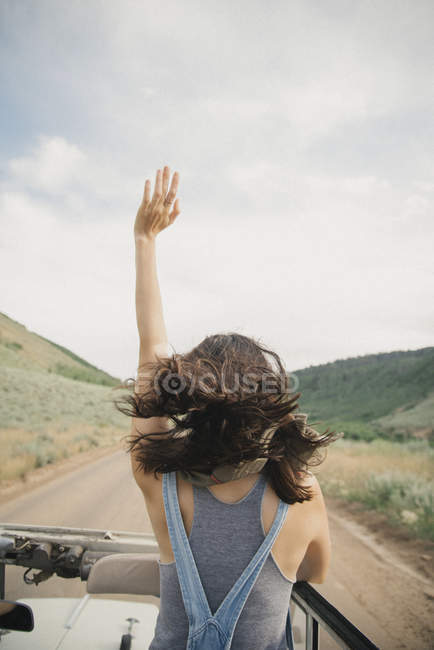 Frau steht im Jeep — Stockfoto