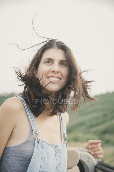 Jeune femme avec des cheveux soufflés par le vent — Photo de stock