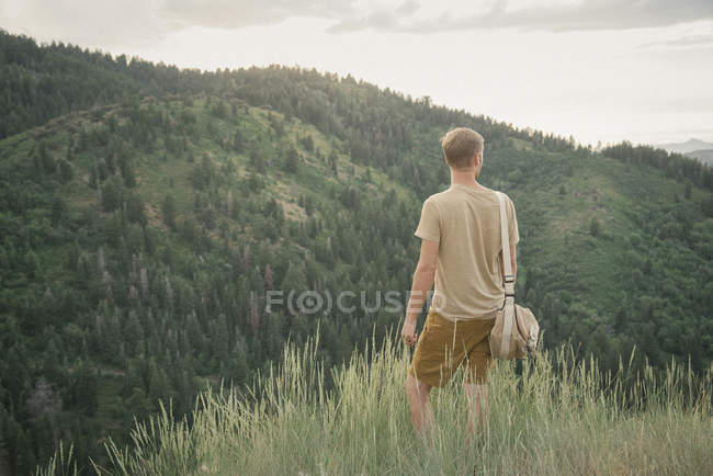 Mann steht in den Bergen — Stockfoto