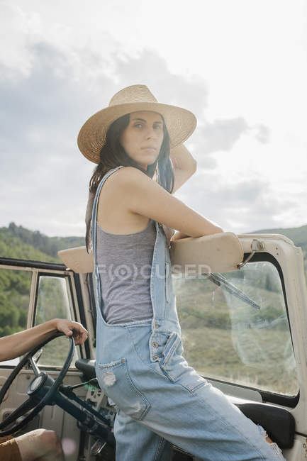 Frau steht im Jeep auf — Stockfoto
