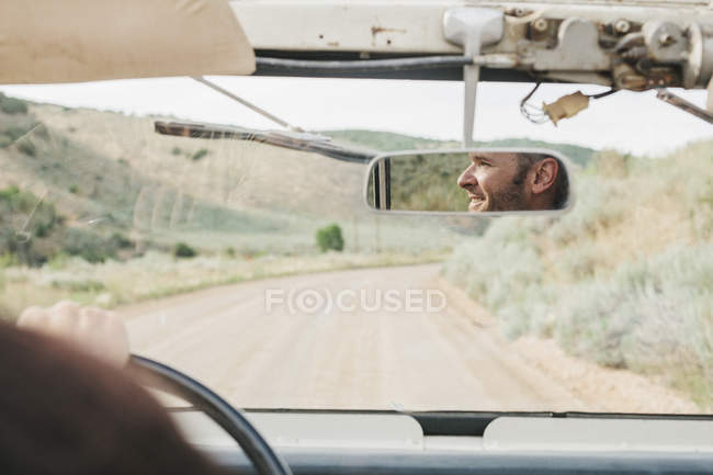 Homme conduisant jeep à toit ouvert . — Photo de stock