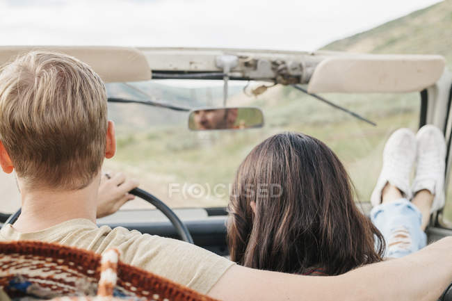 Пара в дорожній поїздці — стокове фото