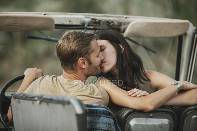 Paar küsst sich im Jeep — Stockfoto