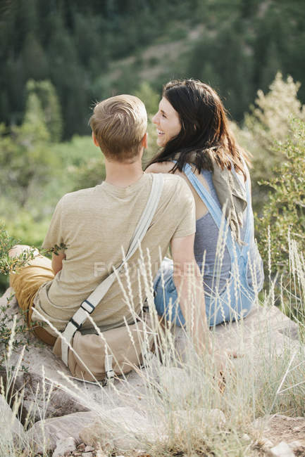 Couple in the mountains, sitting — Stock Photo