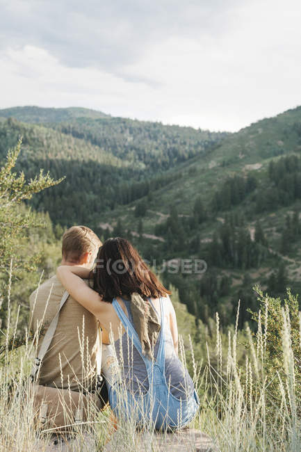 Пара в горах, сидячи — стокове фото
