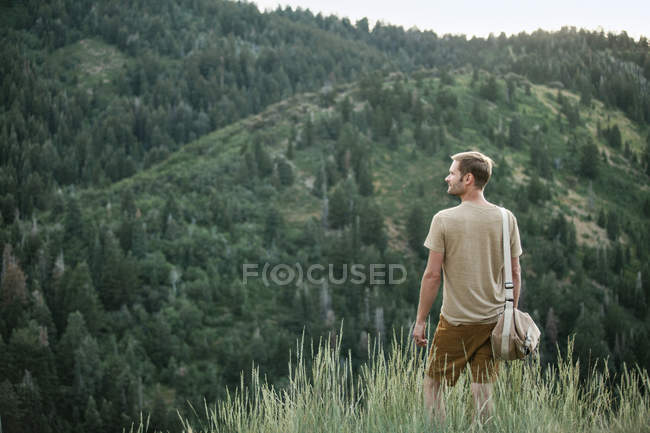 Mann steht in den Bergen — Stockfoto