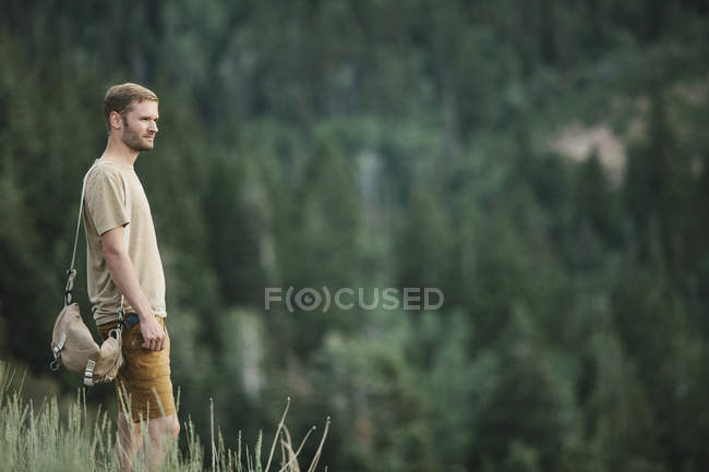 Человек стоит в горах — стоковое фото