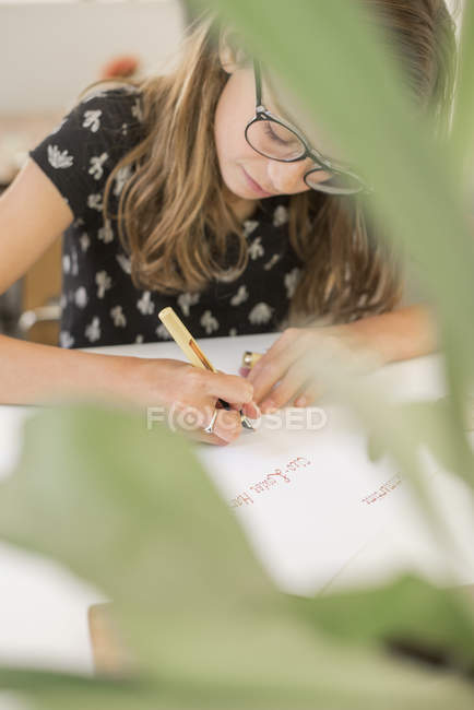 Молодая девушка работает за столом — стоковое фото