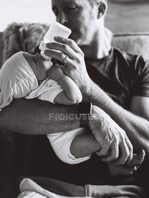 Vater wiegt kleines Baby — Stockfoto