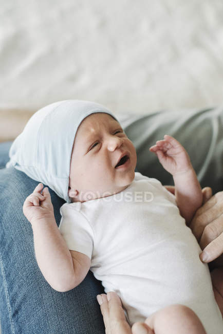 Pai segurando bebê pequeno — Fotografia de Stock