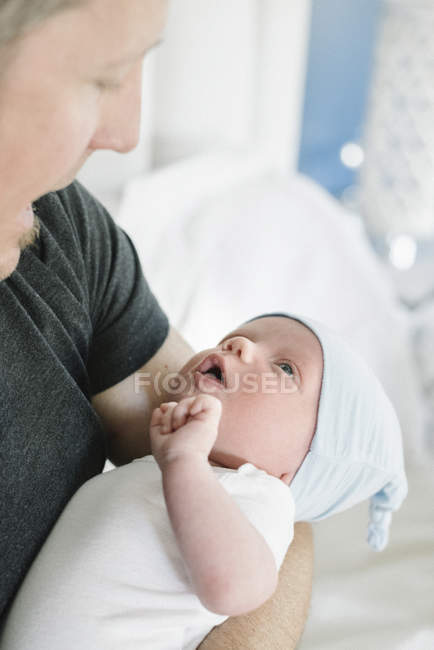 Père tenant un petit bébé — Photo de stock