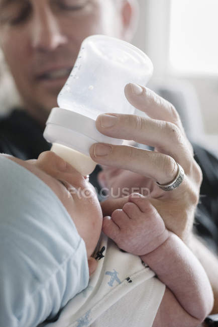 Père berçant un petit bébé — Photo de stock