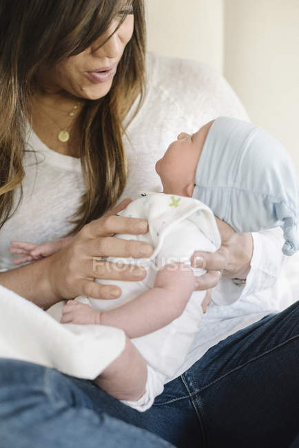 Donna con il suo piccolo bambino — Foto stock