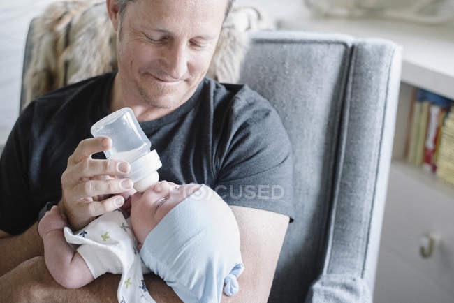Pai embalando um bebê pequeno — Fotografia de Stock