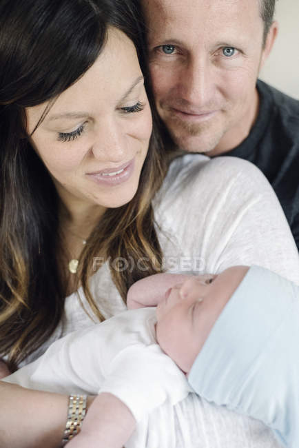 Pais segurando um bebê pequeno — Fotografia de Stock