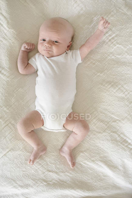 Bambino ragazzo sdraiato sulla schiena — Foto stock