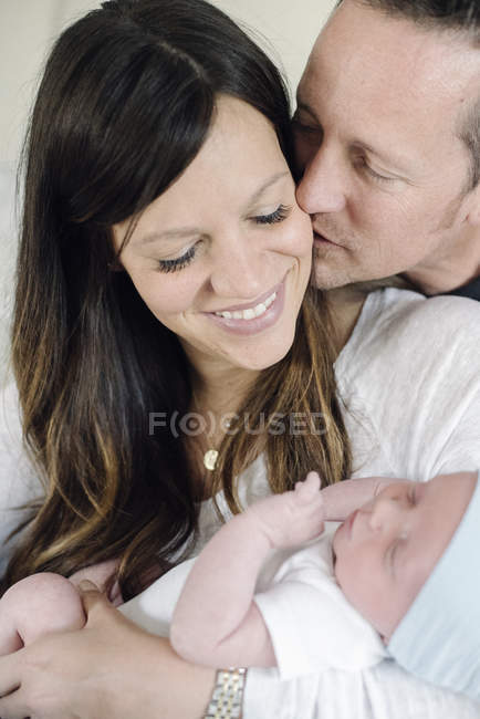 Parents tenant un petit bébé — Photo de stock