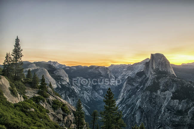 Chaîne de montagnes dans la vallée de Yosemite — Photo de stock
