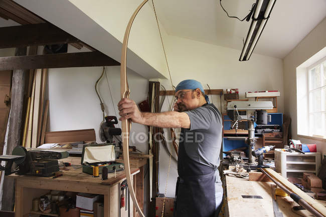 Homme testant l'arc fait main — Photo de stock