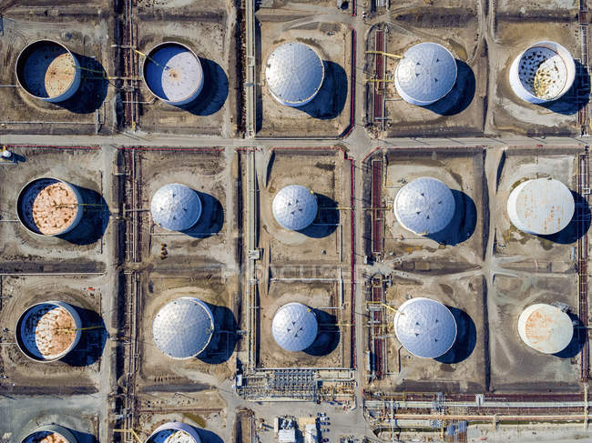 Tanques de armazenamento de óleo na grade — Fotografia de Stock