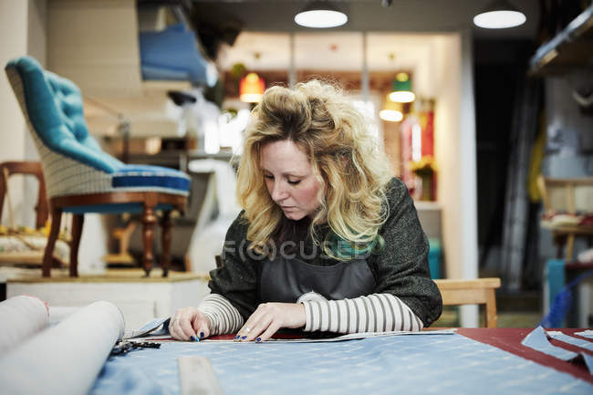 Woman measuring fabric — Stock Photo