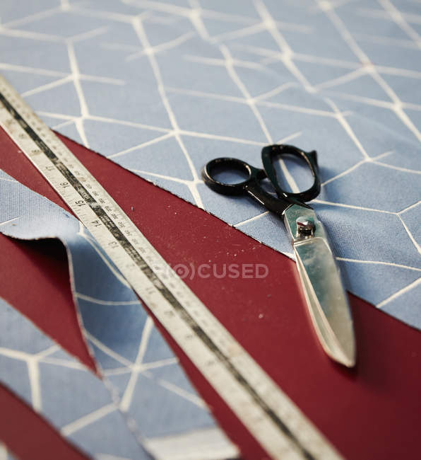 Tijeras de coser con cinta métrica - foto de stock