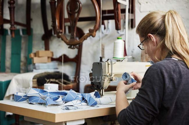 Mujer trabajando con máquina de coser - foto de stock