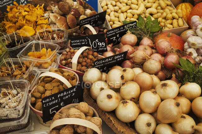 Étal de marché avec affichage de légumes frais — Photo de stock