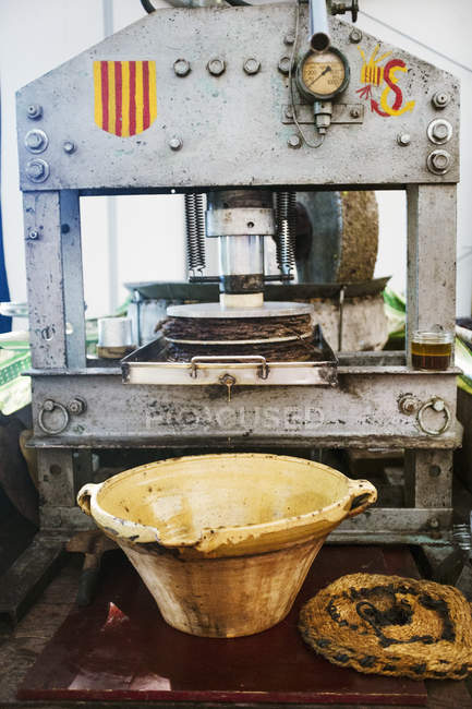 Prensa de azeitona, um esmagador mecânico com prensa — Fotografia de Stock