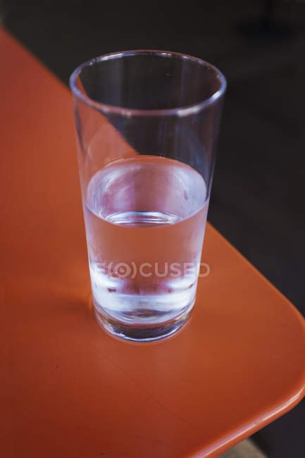 Стакан воды на столе. — стоковое фото