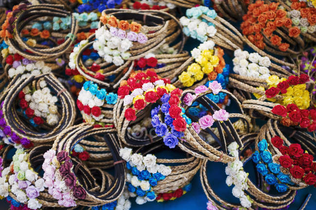 Woven hairbands with small fabric flowers. — Stock Photo