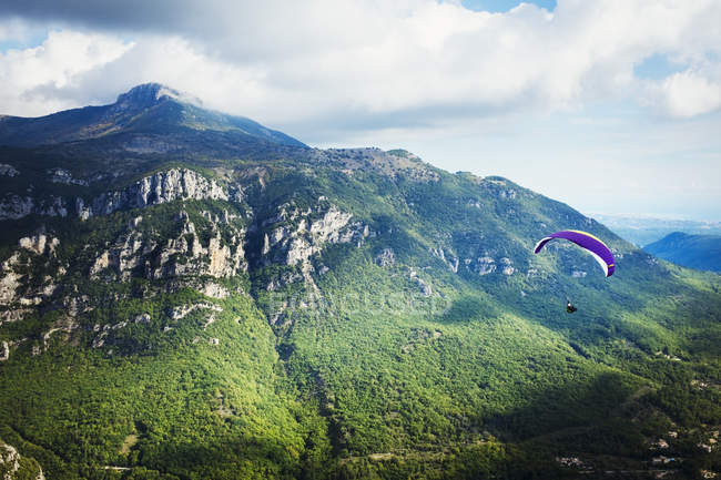 Parapente en vuelo sobre valle - foto de stock