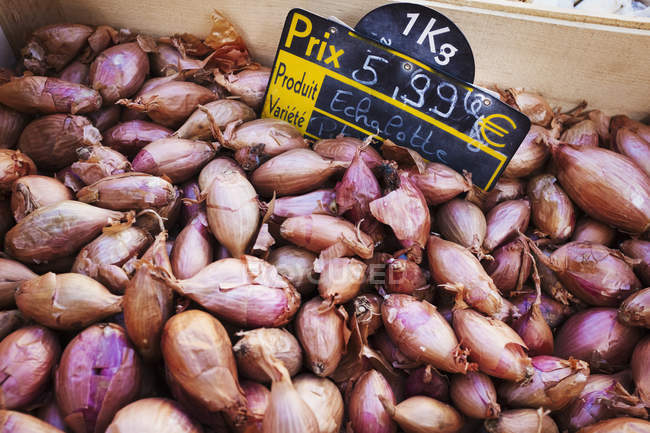 Market stall display of shallots — Stock Photo