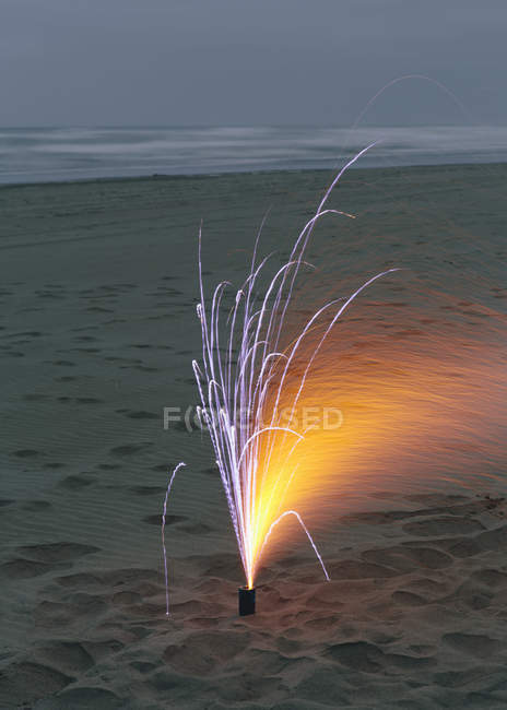 Fogos de artifício na areia na praia — Fotografia de Stock