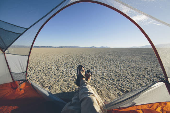Uomo sdraiato in tenda da campeggio — Foto stock